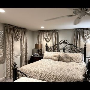 LIKE NEW. J QUEEN Astoria set of 3 accent pillows.